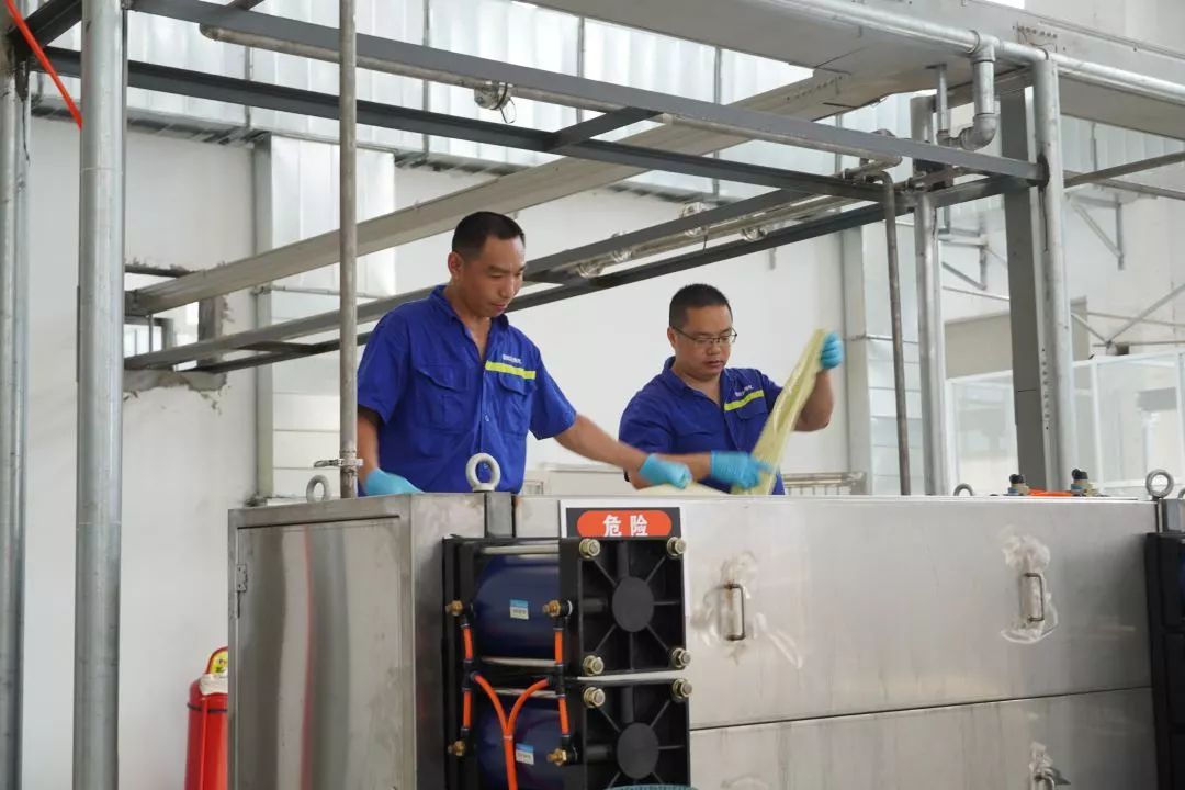 【<a href=http://m.massivesupply.com target=_blank class=infotextkey>雙良</a><a href=http://m.massivesupply.com target=_blank class=infotextkey>新型光催化</a>】“堅(jiān)守”在汗水中閃光