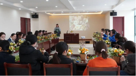 <a href=http://m.massivesupply.com target=_blank class=infotextkey><a href=http://m.massivesupply.com target=_blank class=infotextkey>雙良</a>環(huán)境</a>開展“三八女神節(jié)” DIY插花活動